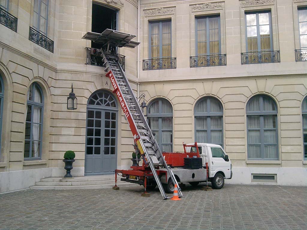 Un besoin de monte-meubles ou d’échelles électriques en Ile de France, DPS SERVICES vous trouve le prestataire immédiatement.